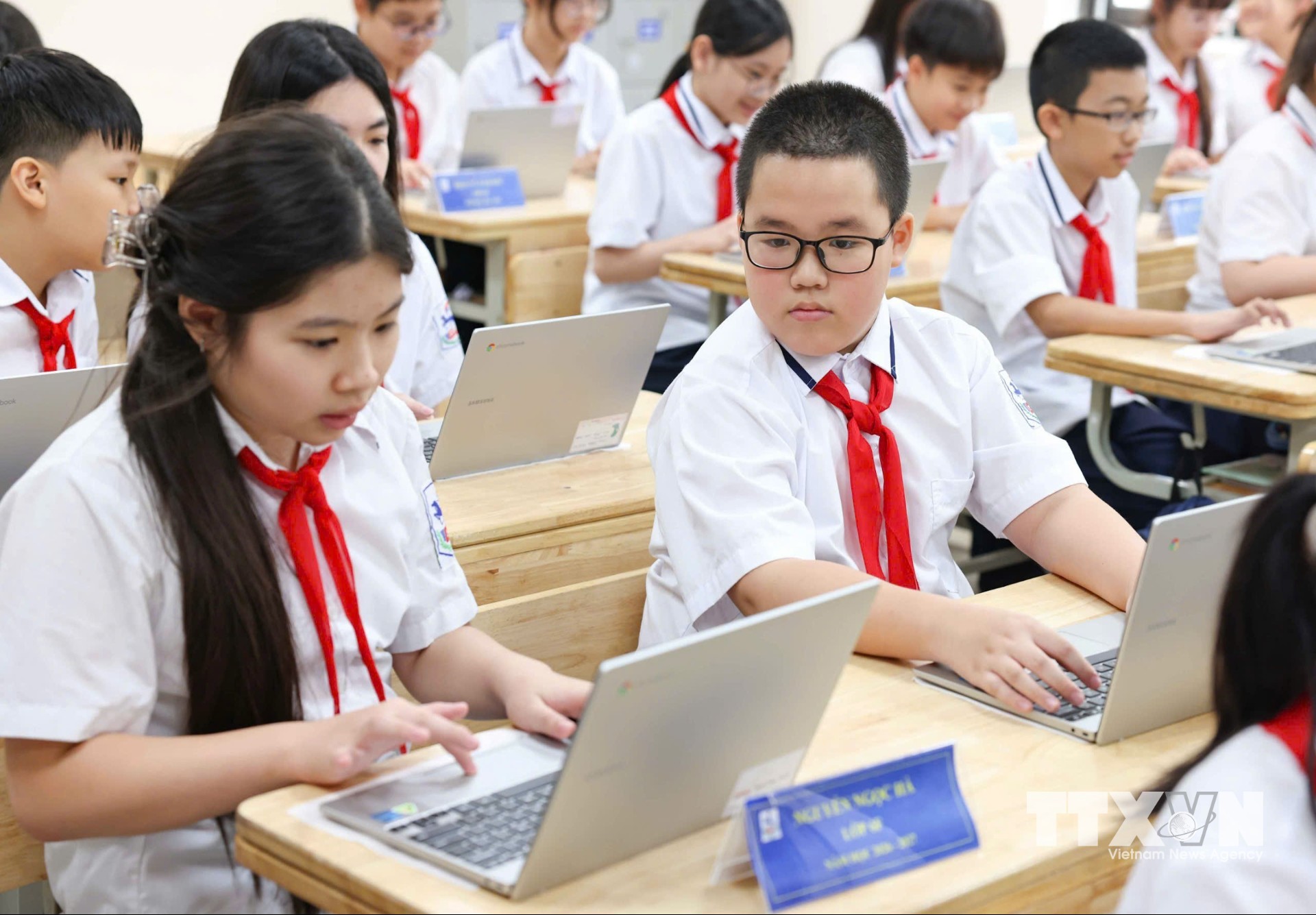 Học sinh tiếp thu bài giảng dễ dàng hơn nhờ sử dụng thiết bị Chromebook và ứng dụng Google Classroom. (Ảnh: Thanh Tùng/TTXVN)